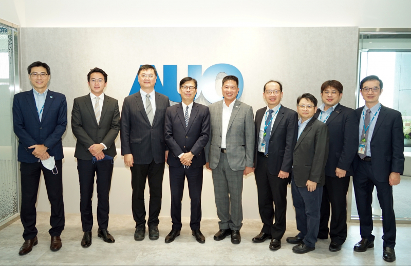 光電前進亞灣成立「AUO解決方案研發中心」，作為多元場域解決方案研發及試驗場域（圖中左為高雄市長陳其邁、圖中右為光電董事長彭双浪）